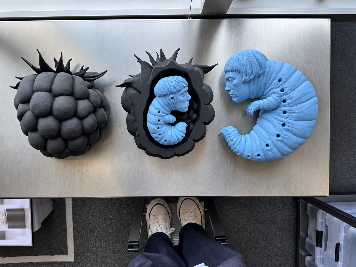 The installation arranged on an aluminium surface